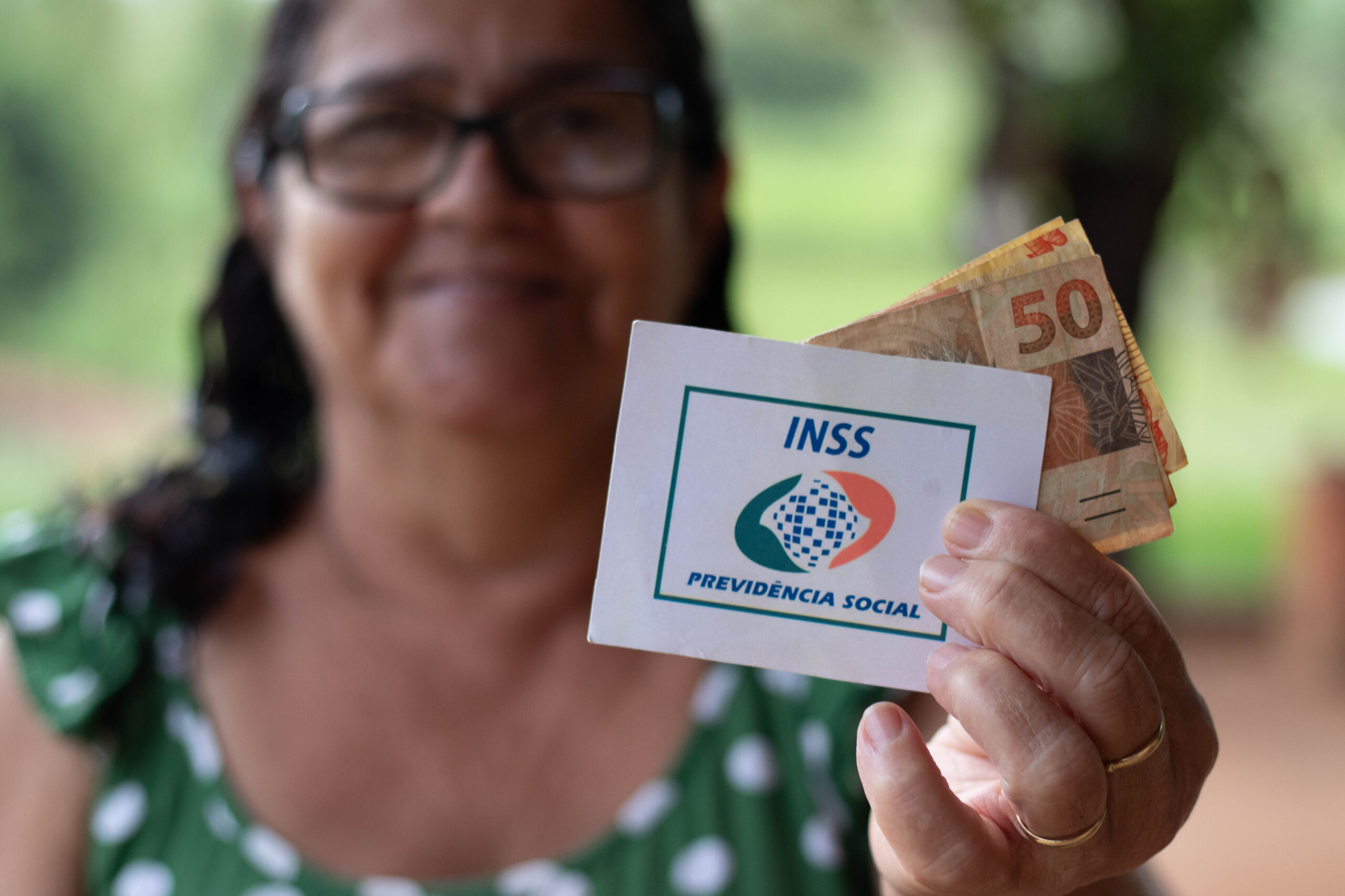 Você recebe Bolsa Família e gostaria de se aposentar pelo INSS? Descubra as regras para conseguir o benefício por conta da idade.