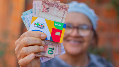 Descubra qual é a estratégia para sacar o 13º salário mesmo estando cadastrado para receber o Bolsa Família neste ano.