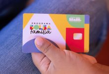 O Bolsa Família é um dos principais programas de transferência de renda no Brasil, destinado a apoiar famílias em situação de vulnerabilidade econômica. Recentemente, um estudo realizado pelo Serviço Brasileiro de Apoio às Micro e Pequenas Empresas (Sebrae), em colaboração com o Ministério do Desenvolvimento e Assistência Social, Família e Combate à Fome (MDS), trouxe novas perspectivas sobre a relação entre o Bolsa Família e o Microempreendedor Individual (MEI). Esse estudo revelou que aproximadamente 30% dos microempreendedores individuais no Brasil estão registrados no Cadastro Único de Programas Sociais do Governo Federal (CadÚnico), sistema essencial para a concessão de benefícios sociais como o Bolsa Família. Microempreendedores Individuais no CadÚnico Entre os microempreendedores individuais inscritos no CadÚnico, 52% se formalizaram após a inscrição em programas de inclusão social. Os dados também mostram uma predominância feminina, com mulheres representando 55% dos inscritos, o que equivale a cerca de 2,5 milhões de pessoas, comparado a 45% de homens, ou dois milhões de cidadãos. Além disso, 42,5% desses MEIs ainda não têm rendimentos regulares, e apenas 16% recebem mais de um salário mínimo, equivalente a R$ 1.412. Esses números ilustram a importância do Bolsa Família e do microempreendedorismo na luta contra a pobreza. O papel do Cadastro Único e do Bolsa Família O Cadastro Único (CadÚnico) é a ferramenta principal para identificar e caracterizar as famílias de baixa renda no Brasil. Ele permite a inclusão de famílias com renda mensal por pessoa de até meio salário mínimo, ou aquelas que estejam aguardando algum benefício social. Dessa forma, é comum que microempreendedores individuais estejam registrados no CadÚnico e, consequentemente, sejam beneficiários do Bolsa Família. Microempreendedor Individual (MEI) e Bolsa Família: é possível receber ambos? Sim, é possível que um microempreendedor individual (MEI) continue a receber o Bolsa Família. Para isso, o MEI deve estar inscrito no CadÚnico e ter uma renda familiar per capita de até R$ 218. Vale destacar que a formalização como MEI não resulta automaticamente na perda do benefício, desde que os critérios de renda sejam respeitados. Assim, mesmo com um aumento na renda familiar devido ao trabalho como MEI, o beneficiário pode manter o Bolsa Família enquanto a renda per capita se mantiver dentro dos limites estabelecidos. O aumento de renda na manutenção do benefício Embora a formalização e o aumento de renda possam influenciar a elegibilidade para o Bolsa Família, a regra não implica na exclusão imediata do programa. Se o rendimento mensal da família aumentar, o programa adota uma regra de transição, levando em conta os novos limites de renda. O objetivo é garantir que o impacto financeiro da transição para uma nova faixa de renda não resulte em uma perda abrupta do benefício. Quem pode se inscrever no Bolsa Família? Para se inscrever no Bolsa Família, as famílias devem atender a critérios específicos de renda e composição familiar. A principal exigência é que a renda per capita da família seja de até R$ 218. Isso significa que a soma dos rendimentos de todos os membros da família deve ser dividida pelo número total de pessoas, e o valor obtido deve ser inferior ao teto estabelecido. Além disso, o Cadastro Único (CadÚnico) é um pré-requisito essencial para a inscrição, pois é através dele que o governo federal identifica e avalia a situação socioeconômica das famílias. Como se inscrever no Bolsa Família? A inscrição no Bolsa Família pode ser realizada em um dos Centros de Referência de Assistência Social (CRAS) do município, que são os pontos de atendimento aos cidadãos para acesso a programas sociais. Para efetuar a inscrição, é necessário que a família esteja registrada no CadÚnico, que é o sistema utilizado pelo governo para gerir os benefícios sociais. Após a inscrição e a aprovação, a família receberá um cartão da Caixa Econômica Federal, que permitirá o acesso ao benefício. Além disso, um panfleto informativo é enviado junto com o cartão, detalhando como acessar os valores, as datas de pagamento e outras informações importantes. Contrapartidas e condições para recebimento do benefício Os beneficiários do Bolsa Família devem cumprir certas contrapartidas para manter o recebimento do benefício. Essas exigências são voltadas para promover a educação e a saúde das crianças e adolescentes, além de garantir o acompanhamento das gestantes. As principais contrapartidas incluem: manter crianças e adolescentes matriculados e frequentando a escola, realizar acompanhamento pré-natal para gestantes, e manter as carteiras de vacinação das crianças atualizadas. Essas condições são essenciais para garantir que o apoio financeiro do Bolsa Família contribua efetivamente para a melhoria das condições de vida e saúde dos beneficiários. Benefícios adicionais e valores do Bolsa Família O Bolsa Família oferece um valor mínimo de R$ 600 por família, que pode ser complementado com adicionais conforme a composição familiar. Há um valor extra de R$ 150 por cada criança de até 6 anos, e R$ 50 por gestantes e por crianças e adolescentes de 7 a 17 anos. Além disso, é concedido um suplemento de R$ 50 por bebês de até seis meses. Esses valores são ajustados de acordo com as necessidades específicas da família, ajudando a cobrir despesas relacionadas à educação, saúde e cuidados básicos dos filhos. O Bolsa Família continua sendo uma ferramenta crucial para o apoio às famílias em situação de vulnerabilidade, mesmo para aquelas que se formalizam como microempreendedores individuais. A manutenção do benefício está sujeita ao cumprimento das regras de renda e à inscrição no CadÚnico. O estudo do Sebrae e do MDS destaca a importância de apoiar microempreendedores e de garantir que a inclusão econômica não comprometa o acesso a benefícios essenciais. A combinação de assistência social e empreendedorismo representa uma estratégia eficaz para reduzir a pobreza e promover o desenvolvimento econômico sustentável no Brasil.