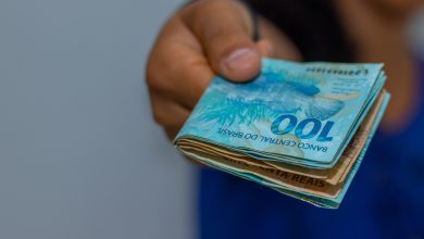 Trabalha CLT e tem Bolsa Família? Entenda como isso pode liberar cerca de 2 mil reais no seu saldo bancário mensal.