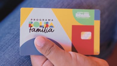Governo anuncia corte de 50% no Bolsa Família para beneficiários na Regra de Proteção, afetando milhões de famílias.