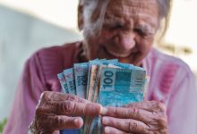 A Carteira do Idoso garante transporte gratuito ou com desconto para idosos com 60 anos ou mais e renda de até dois salários mínimos.