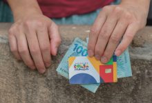 Beneficiários do Bolsa Família no RS terão pagamentos antecipados devido a emergências climáticas até dezembro de 2024.