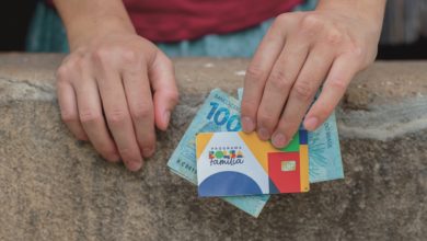 Beneficiários do Bolsa Família no RS terão pagamentos antecipados devido a emergências climáticas até dezembro de 2024.