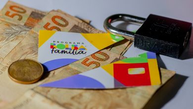 Auxílio reclusão pode cancelar o recebimento do Bolsa Família? Entenda se isso é verdade e como se proteger para não ter a renda comprometida.