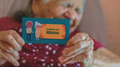 A Carteira do Idoso oferece benefícios como descontos em transportes e eventos culturais, melhorando a qualidade de vida dos idosos no Brasil.
