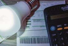 Aumento de até 13% nas contas de luz pode impactar o orçamento familiar, veja as causas e como economizar.