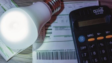 Aumento de até 13% nas contas de luz pode impactar o orçamento familiar, veja as causas e como economizar.