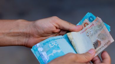 Trabalha para o poder público e quer aproveitar os benefícios do governo? Veja quais são as regras e entenda se isso é possível.