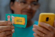 Desconto em transporte, cinema e muito mais! Descubra como ter a Carteira do Idoso agora