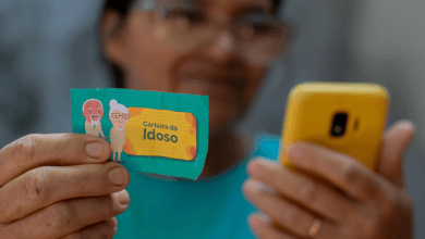 Desconto em transporte, cinema e muito mais! Descubra como ter a Carteira do Idoso agora