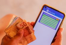 Em um mês com dois grandes feriados de semana, como fica o pagamento do Bolsa Família? Entenda o que muda ou não.