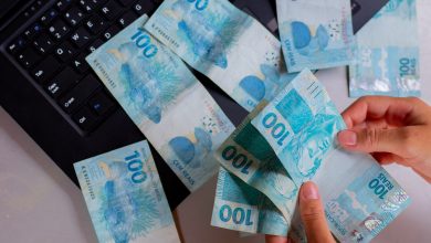 Dinheiro no computador.