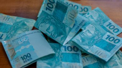 Notas de 100 reais.