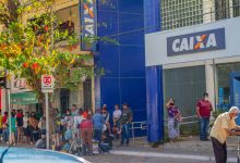 Fila de trabalhadores no banco Caixa.
