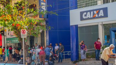 Fila de trabalhadores no banco Caixa.