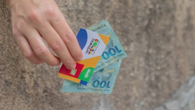 Imagem de uma pessoa segurando Cartão Bolsa Família.