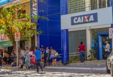 Fila na frente da Caixa Econômica.