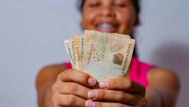 Quer saber quem tem direito ao auxílio-maternidade? Entenda como o benefício funciona.