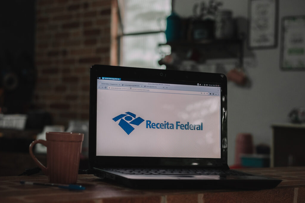 Encontrou erros na declaração do Imposto de Renda? Veja como corrigir todos eles.
