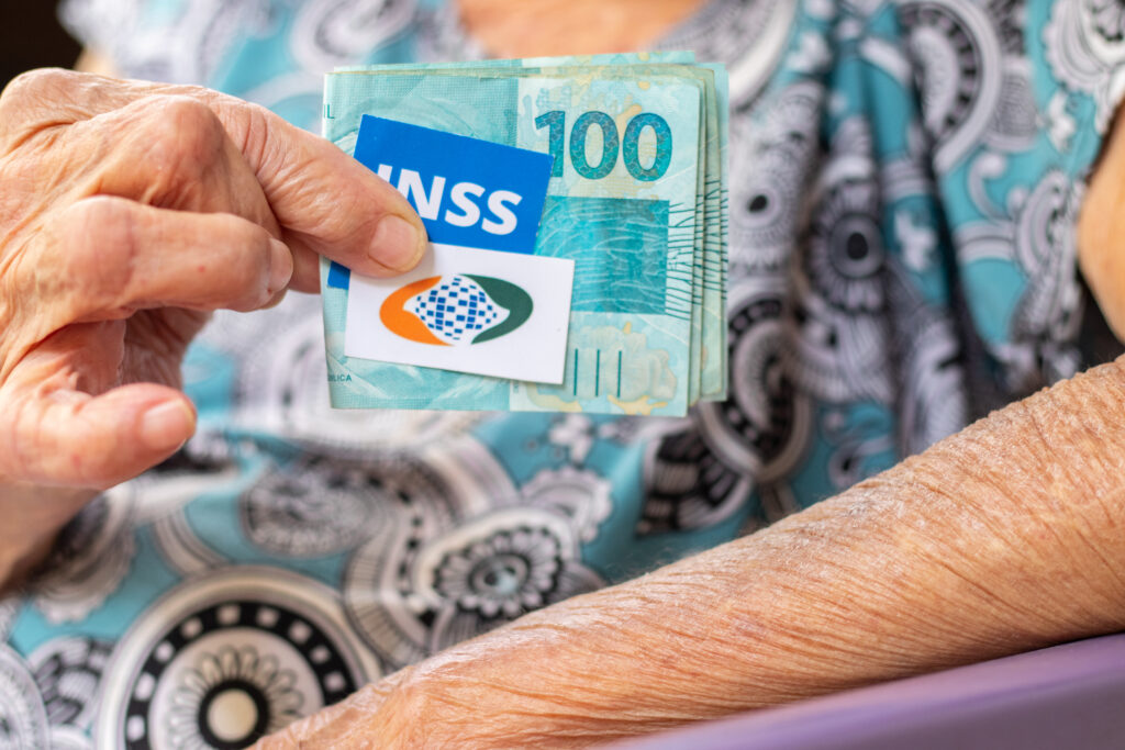 Quem recebeu os descontos indevidos do INSS finalmente poderá ter acesso à devolução dos valores.