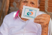 O pagamento do 13º salário já está ocorrendo. Veja quem recebe e como sacar o benefício.