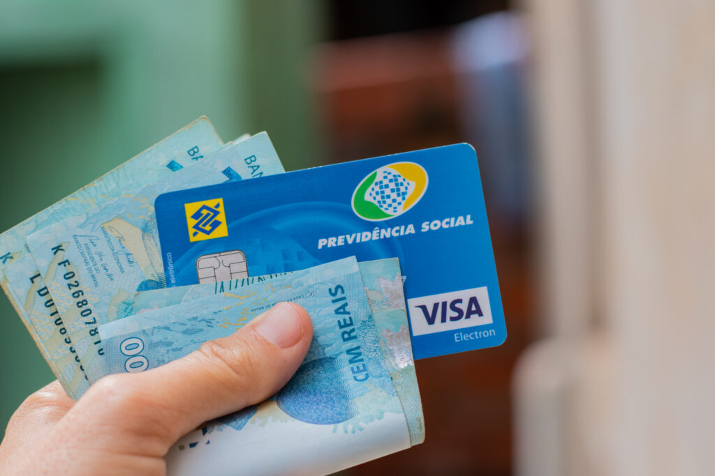 Milhares de segurados do INSS têm reclamado de contratações de consignados sem aprovação. Entenda.