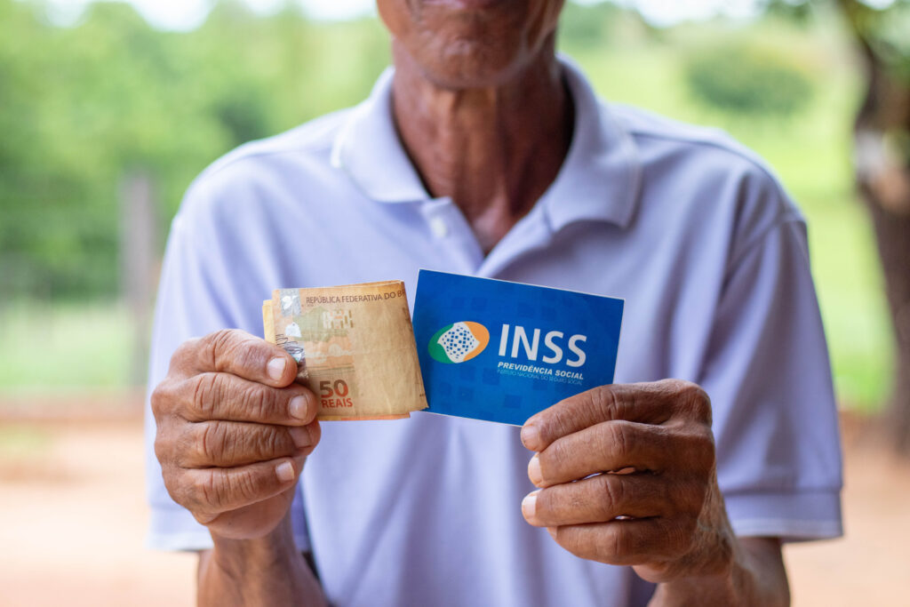 O décimo quarto salário ainda é aguardado pelos segurados. Saiba se ele será pago.