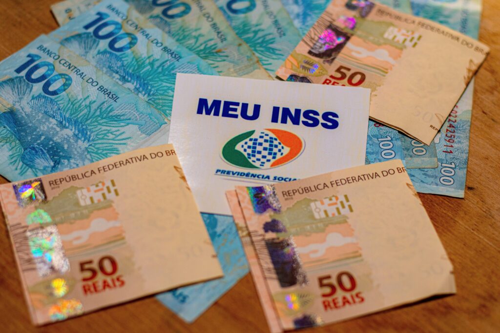 Se você sofre com dor na coluna, veja como funcionam os benefícios do INSS.