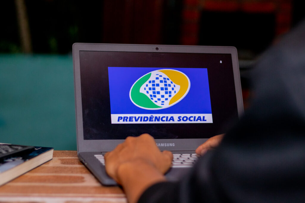 Os dados dos segurados do INSS estavam sendo comercializados ilegalmente para obter descontos indevidos.