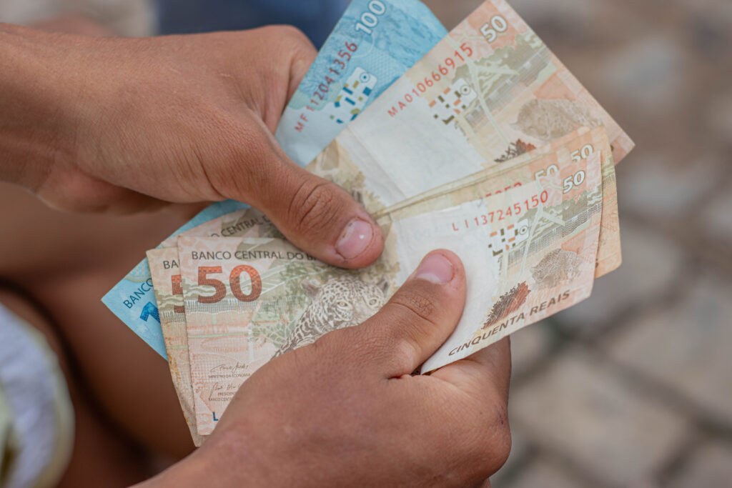 Para garantir mais justiça financeira, o governo pode definir um teto de juros para o consignado.