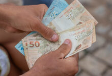 Para garantir mais justiça financeira, o governo pode definir um teto de juros para o consignado.