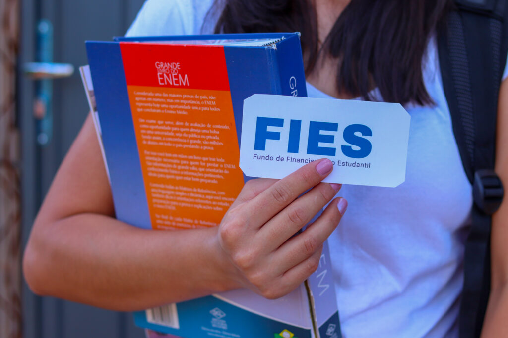 Se você quer estudar, aproveite a oportunidade do segundo semestre do Fies.