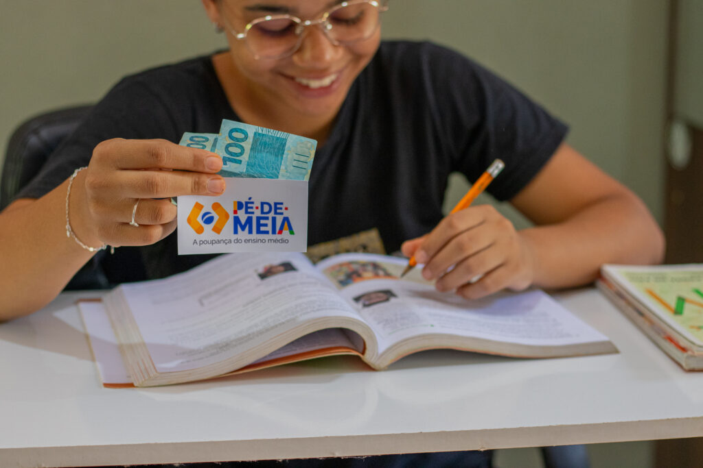Se você ainda não recebe o Pé-de-Meia, veja como funciona a entrada no programa.