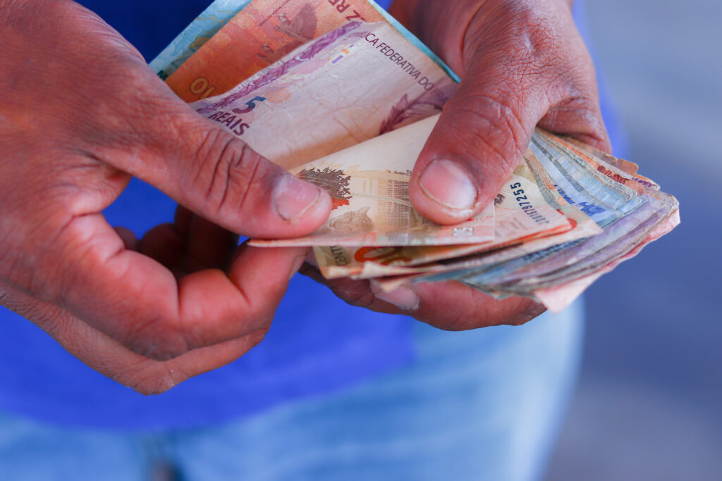 Se você não quer cair em golpes financeiros, aprenda a se proteger.