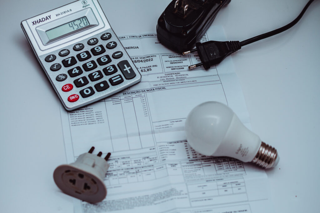 Sua conta de luz anda muito alta? Veja como conseguir bons descontos.
