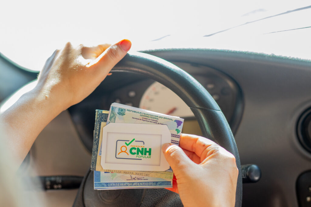 Aqueles que querem ter acesso à habilitação, mas não têm dinheiro para pagar por ela, podem optar pelo CNH Social.