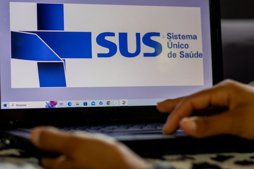 Os idosos e PCDs podem ter acesso a vários benefícios pelo SUS. COnfira quais.