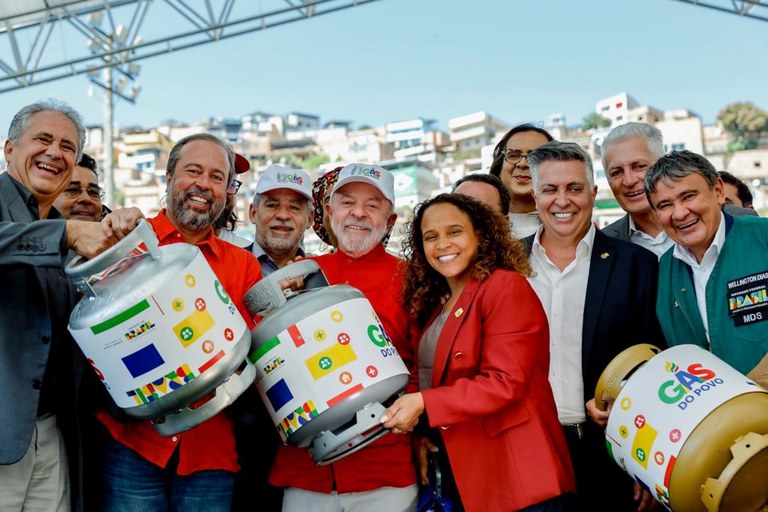 O governo oficialmente lançou o Programa Gás do Povo para garantir botijão de graça.