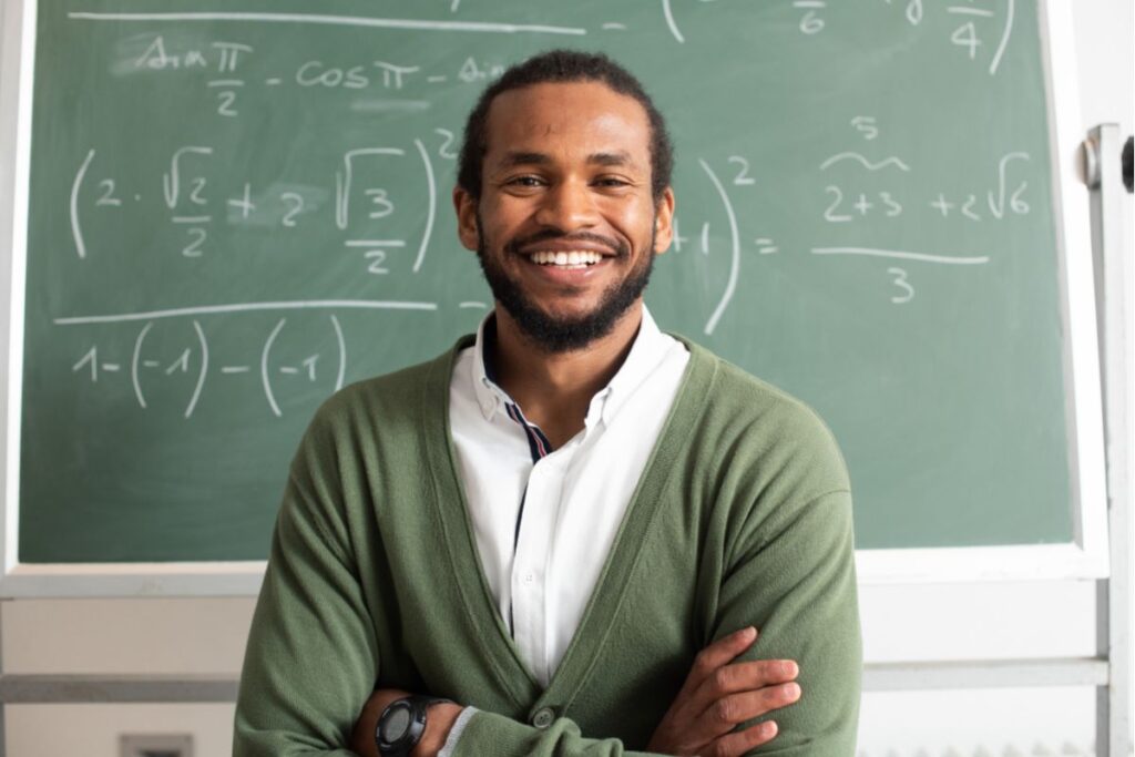 Se você é professor, veja como ter acesso a uma carteirinha com benefícios exclusivos.