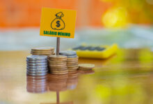 Para o próximo ano, o salário mínimo deve seguir um reajuste acima de 7%.