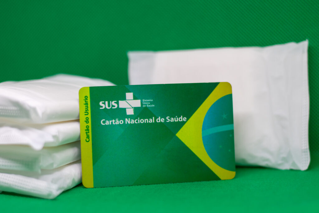 Se você precisa de absorvente, veja como tirar de graça pelo SUS.