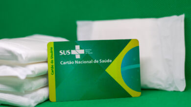 Se você precisa de absorvente, veja como tirar de graça pelo SUS.